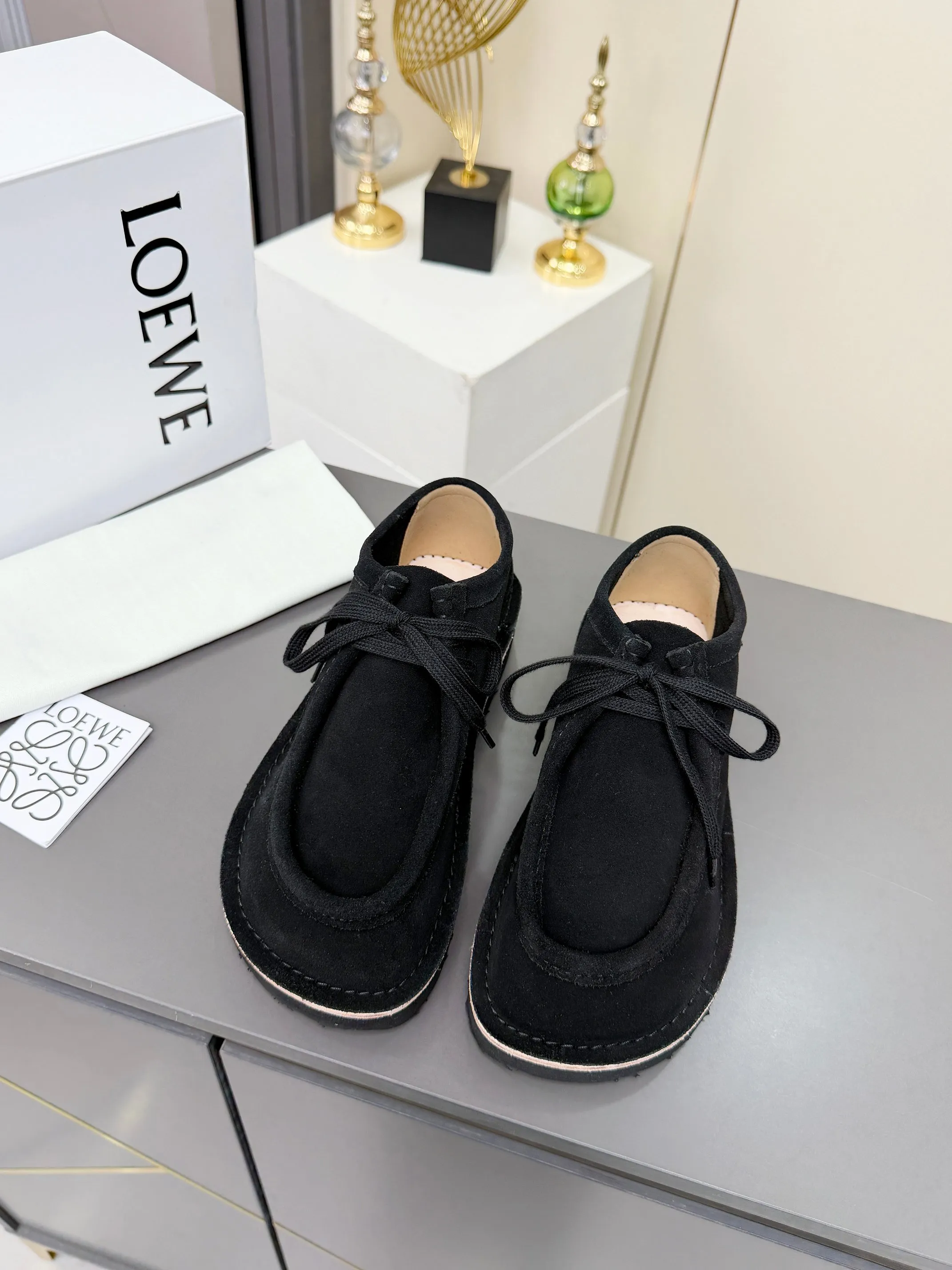 👟👟Ex-factory price 560👟👟 LOEWE·Loewe's latest kangaroo shoes, split cow leather, suede cow leather, thick-soled lace-up casual shoes, lace-up retro British style, from design to texture, allowing you to easily have a high-end luxury wearing experience. The upper is made of imported high-mercerized smooth cow suede. The delicate texture has a natural velvet-like sheen. Every inch exudes low-key sophistication. It is matched with the light-feeling EVA foam outsole. The 3-centimeter heel height is just right. It not only quietly elongates the body shape, but also brings the comfort of walking on the ground! The original version was purchased and developed, and the details are well handled. It is worth owning. It has a unique fashionable and trend-leading style. It is highly recommended to stock up. The shoe style is great, the leather is soft and comfortable, very comfortable on the feet and easy to match. ✦Fabric: imported high mercerized cowhide ✦Lining: no lining ✦Outsole: original EVA foam outsole ✦Number of sizes: women's size: 35#-40# (TT)